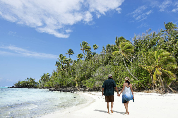 カップル ・ ラポータ クック諸島のアイツタキ島の上を歩く - 写真・画像