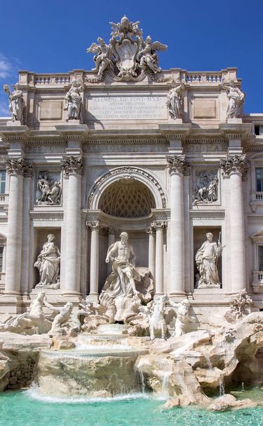 イタリア、ローマのトレヴィの泉から詳細 - 写真・画像