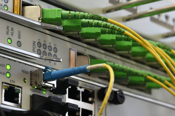 Alternar com cabos de rede óptica de fibra cabos patch
 - Foto, Imagem
