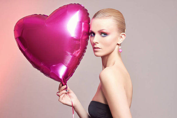 woman with balloon heart.make-up - Photo, Image