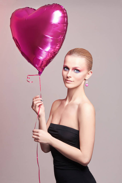 beautiful woman with balloon heart - Valokuva, kuva
