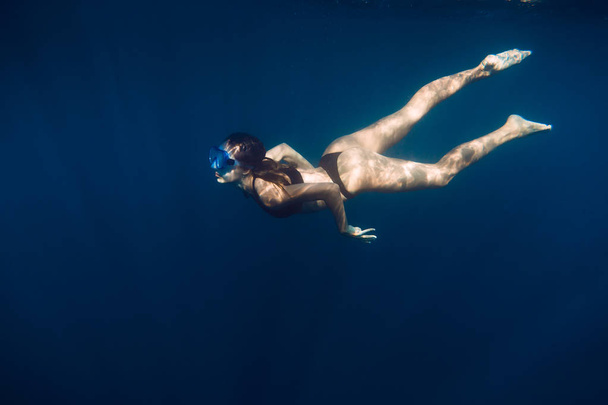 Mujer flotando en el océano tranquilo
. - Foto, Imagen