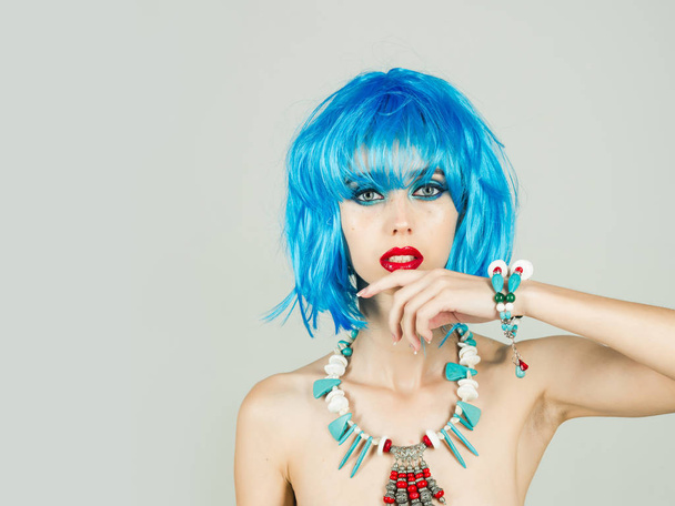 Frau in blauer Perücke mit modischem Make-up. - Foto, Bild