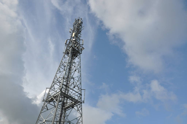 torre de telecomunicaciones con cielo azul - Foto, imagen