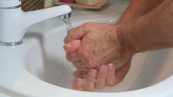 Banyoda sabunlu ellerini yıkayan adam. - Video, Çekim