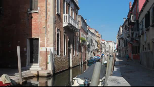 Βενετία, Ιταλία. Διώρυγα με διάφορα μικρά αγκυροβολημένα καράβια - Πλάνα, βίντεο