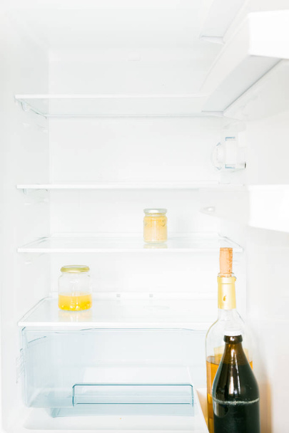 Tyhjä jääkaappi
 - Valokuva, kuva