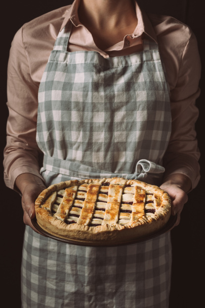 woman with homemade pie - Fotoğraf, Görsel