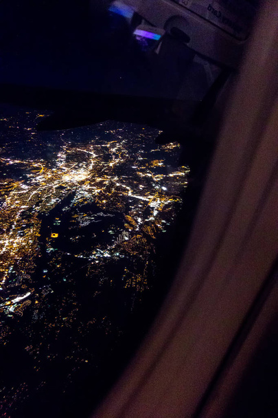 Політ вночі над містами нижче
 - Фото, зображення