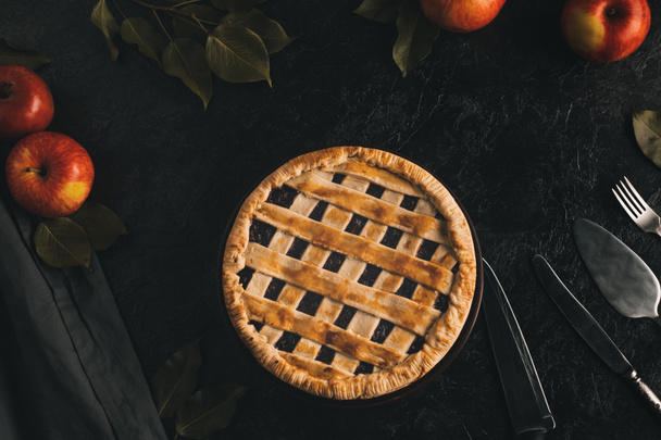 apple pie and silverware - Фото, изображение