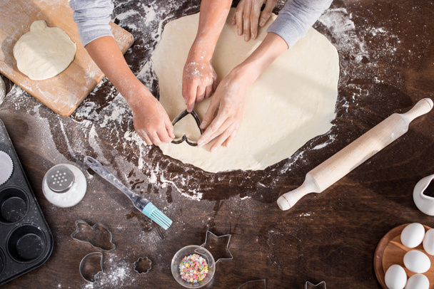 familie snijden van cookie - Foto, afbeelding