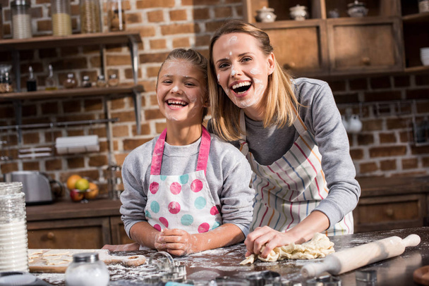 family having fun while cooking together - Foto, Imagem