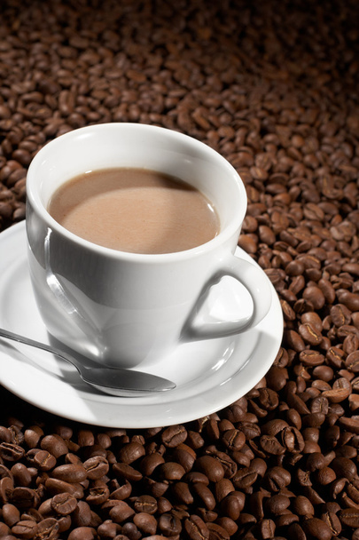 カップにコーヒー、コーヒーの粒に原価計算 - 写真・画像