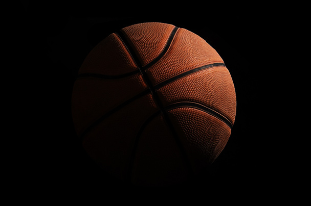 Basketbal na černém pozadí - Fotografie, Obrázek