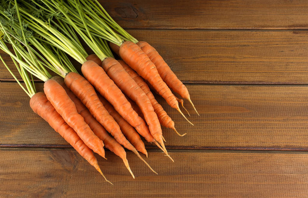 Bouquet de carottes fraîches sur fond bois rustique - Photo, image