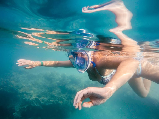 vrouw snorkel in ondiep water - Foto, afbeelding