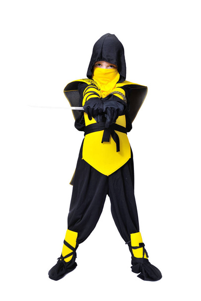 Seitsenvuotias poika musta ja keltainen ninja puku huora
 - Valokuva, kuva