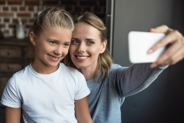 family taking selfie - Fotoğraf, Görsel
