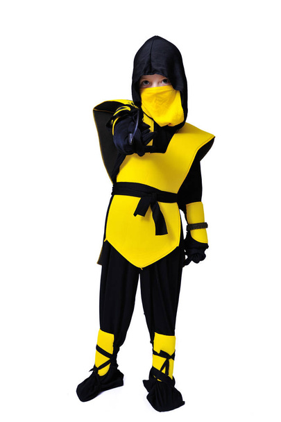 Το επτά έτη παλαιά αγόρι σε μαύρο και κίτρινο ninja κοστούμι με ένα ho - Φωτογραφία, εικόνα