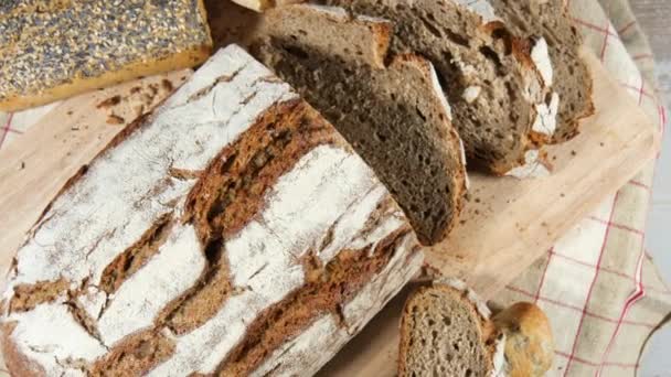 μια στενή επάνω το παραδοσιακό γαλλικό ψωμί, Περιστρεφόμενη - Πλάνα, βίντεο