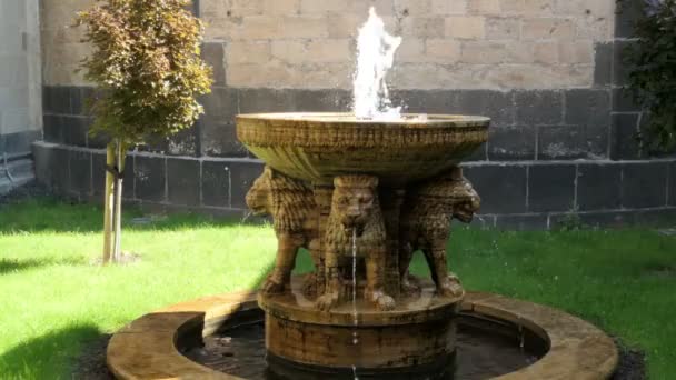 Fontaine de Lion du monastère Maria Laach. (Rhénanie-Palatinat Allemagne
). - Séquence, vidéo
