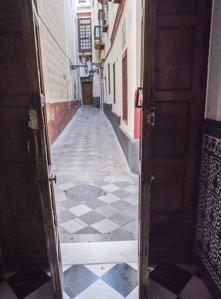 Tipikus, szűk utcában a zsidó negyed a Sevilla, Andalúzia, Spanyolország - Fotó, kép