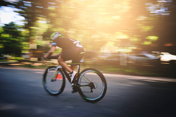 Asia ciclista bici da strada liberando sulla strada in torneo di beneficenza, blury
 - Foto, immagini