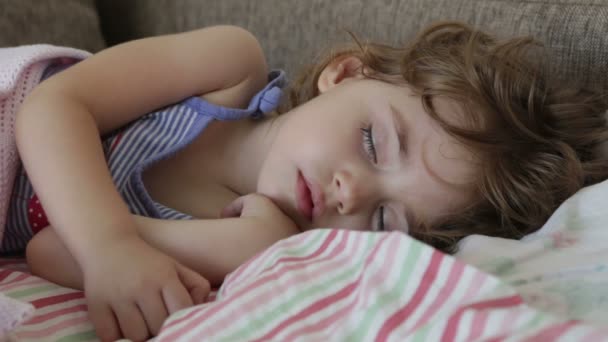 μωρό που κοιμάται στο κρεβάτι - Πλάνα, βίντεο