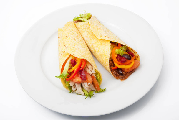 meksykańskie burritos na biały danie - Zdjęcie, obraz