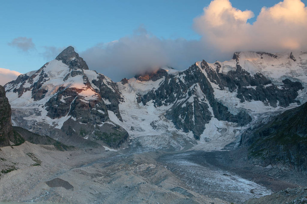 Vista invernale sulle montagne innevate del Caucaso. Formazione e movimento delle nuvole sulle cime delle montagne
. - Foto, immagini
