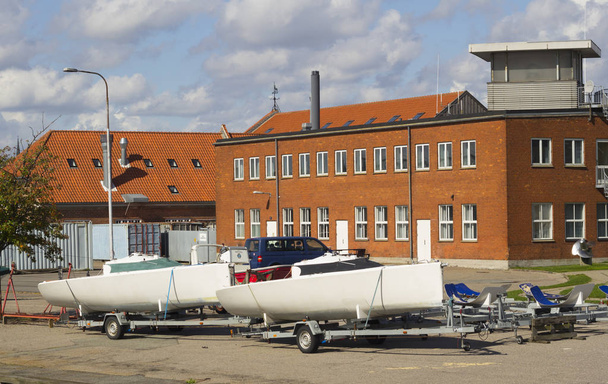 Два човни на причепі
 - Фото, зображення