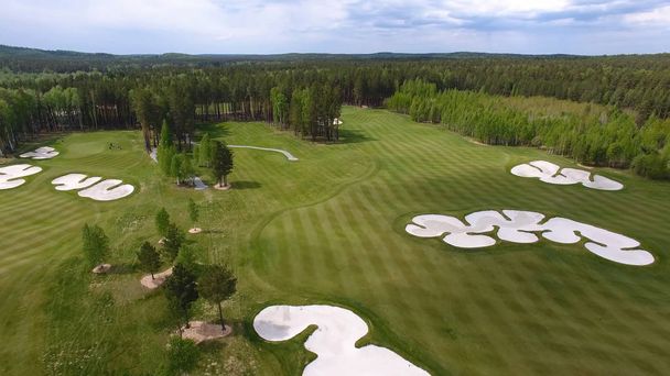 Vista superior campo de golf verde campo de hierba verde al aire libre. Vista aérea desde el avión no tripulado volador
 - Foto, imagen