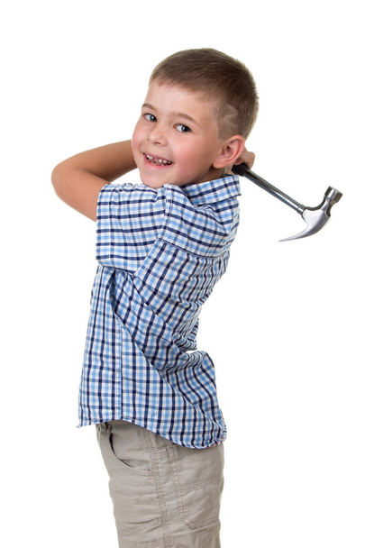 Hauska lapsi poika sininen ruudullinen paita swunging vasaralla ja hymyillen valkoista taustaa vasten
 - Valokuva, kuva