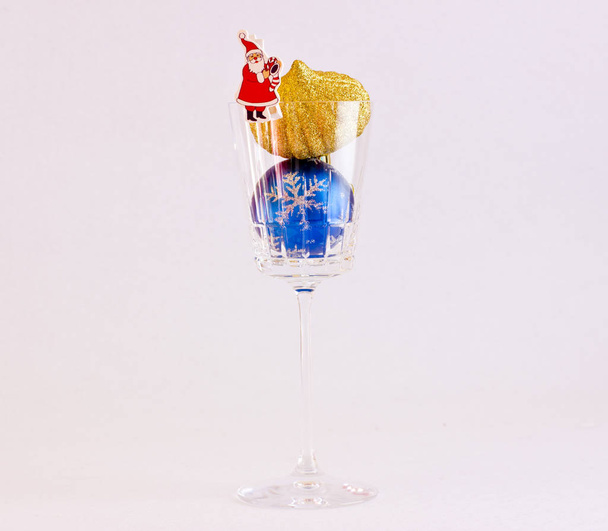 Χριστούγεννα μπάλες και Άγιος Βασίλης σε ένα κρύσταλλο fouger - Φωτογραφία, εικόνα