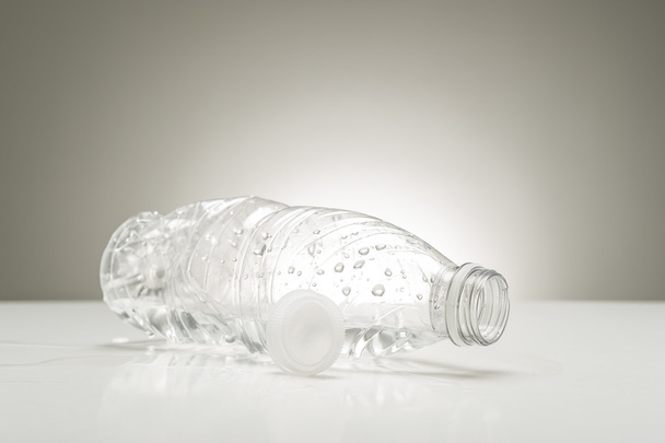 Botella de agua de plástico transparente con gotitas
 - Foto, imagen