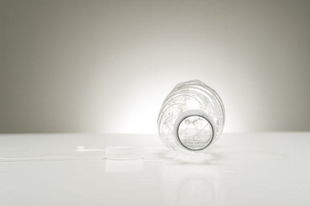Při pohledu do prázdná láhev od vody - Fotografie, Obrázek