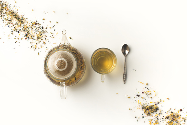 βότανα τσάι στο φλιτζάνι και βραστήρα - Φωτογραφία, εικόνα