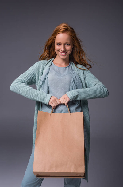 Chica sosteniendo bolsas de compras
 - Foto, imagen