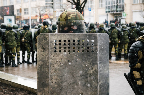 Speciale politie-eenheid met schilden tegen de demonstranten in Minsk - Foto, afbeelding