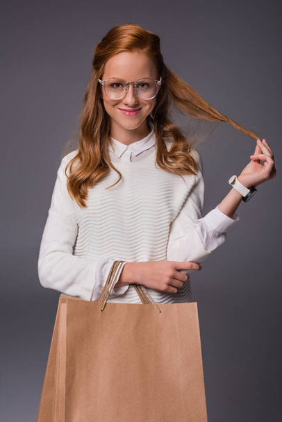 Redhead dívka s nákupní tašky - Fotografie, Obrázek