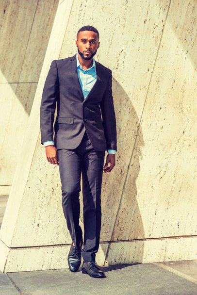 Porträt eines jungen, gut aussehenden afrikanisch-amerikanischen Geschäftsmanns - Foto, Bild