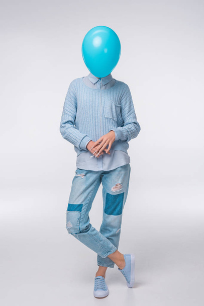 menina com balão azul
 - Foto, Imagem