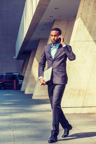 Young African American businessman traveling, working in New Yor - Foto, imagen