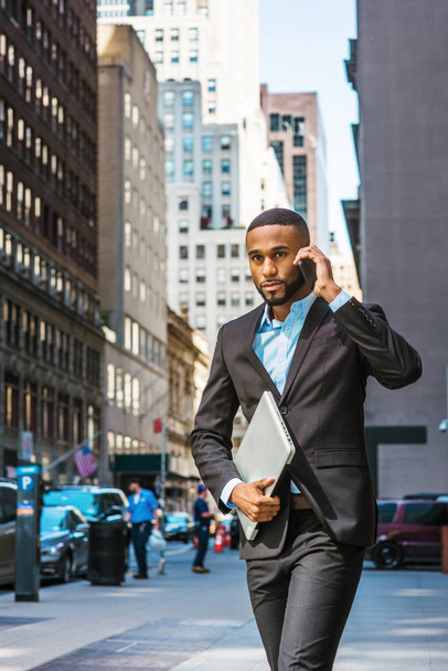 旅行、新しいヨオで仕事の若いアフリカ系アメリカ人ビジネスマン - 写真・画像