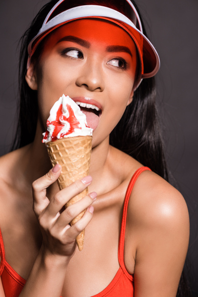 Frau im Visier isst Eis - Foto, Bild