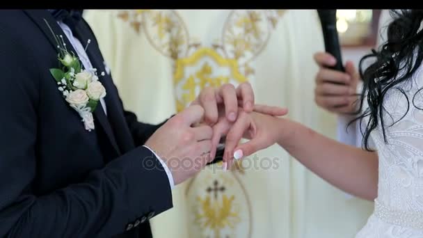 Наречений носить Обручка на церемонії наречена жіноче руку - Кадри, відео