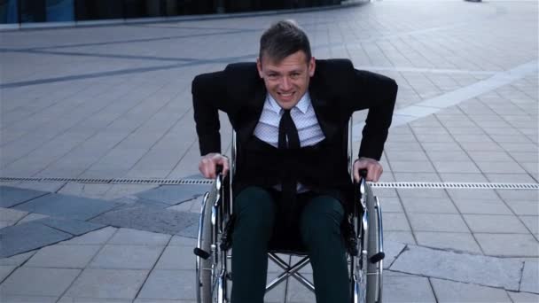 Stanie kaleka człowiek stara się wstać z wózka inwalidzkiego - Materiał filmowy, wideo