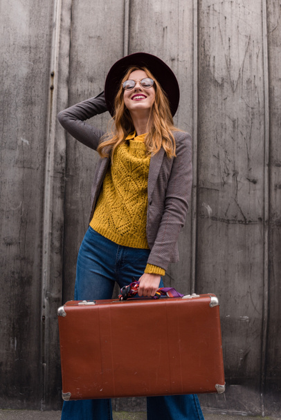Fille rousse avec valise vintage
 - Photo, image