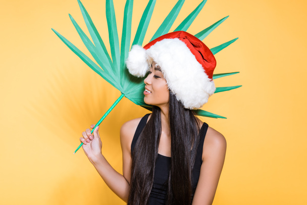 Femme en santa chapeau avec feuille de palme
 - Photo, image