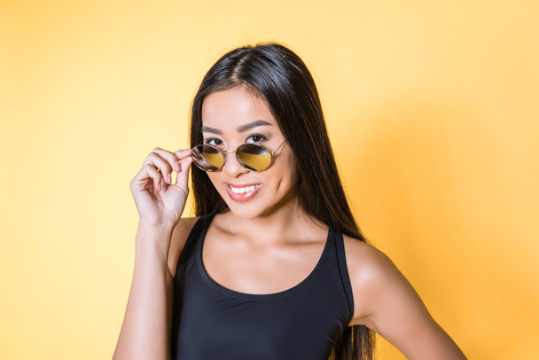 Mujer asiática en gafas de sol
 - Foto, Imagen